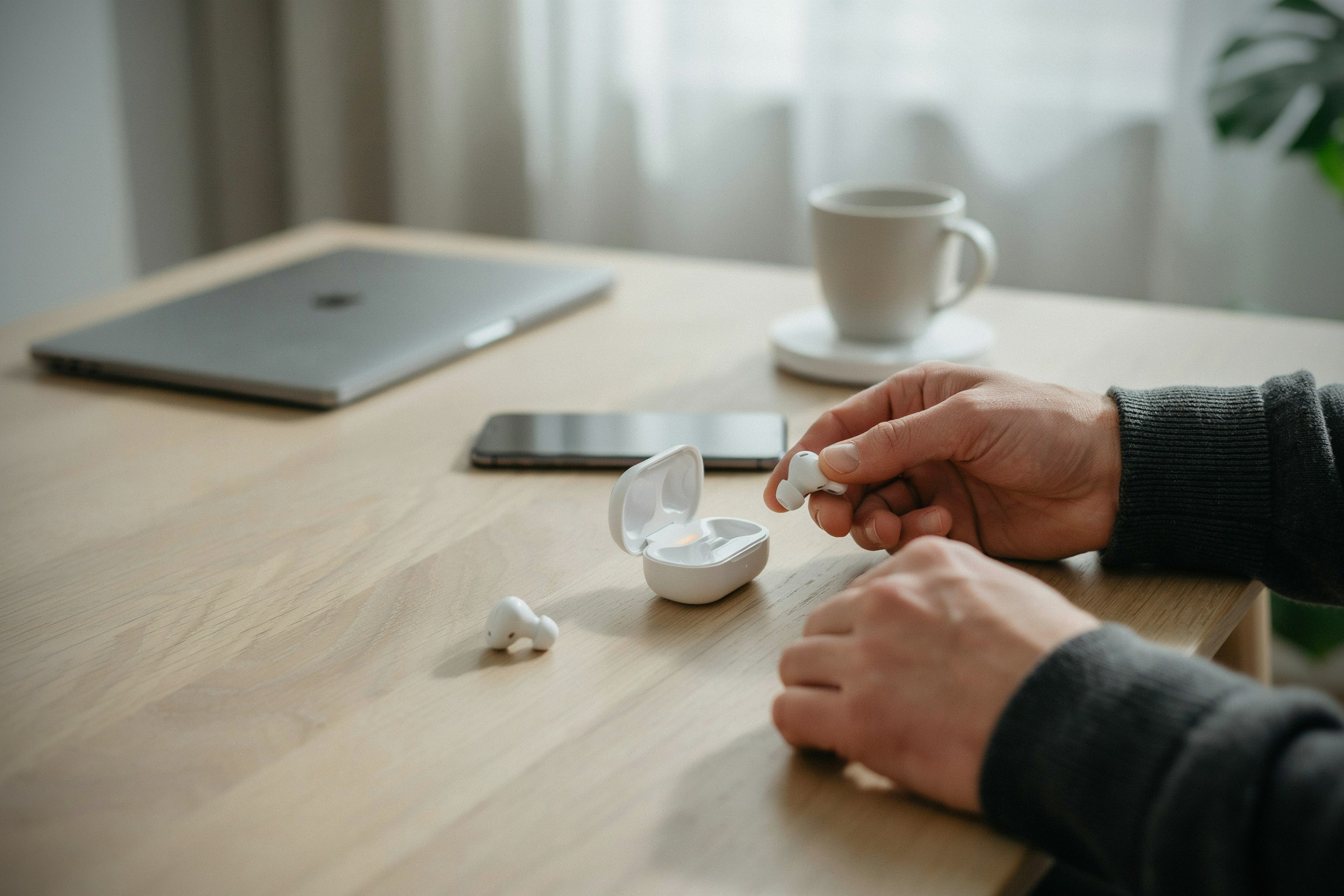 Comparatif d’écouteurs Bluetooth premium sur table moderne