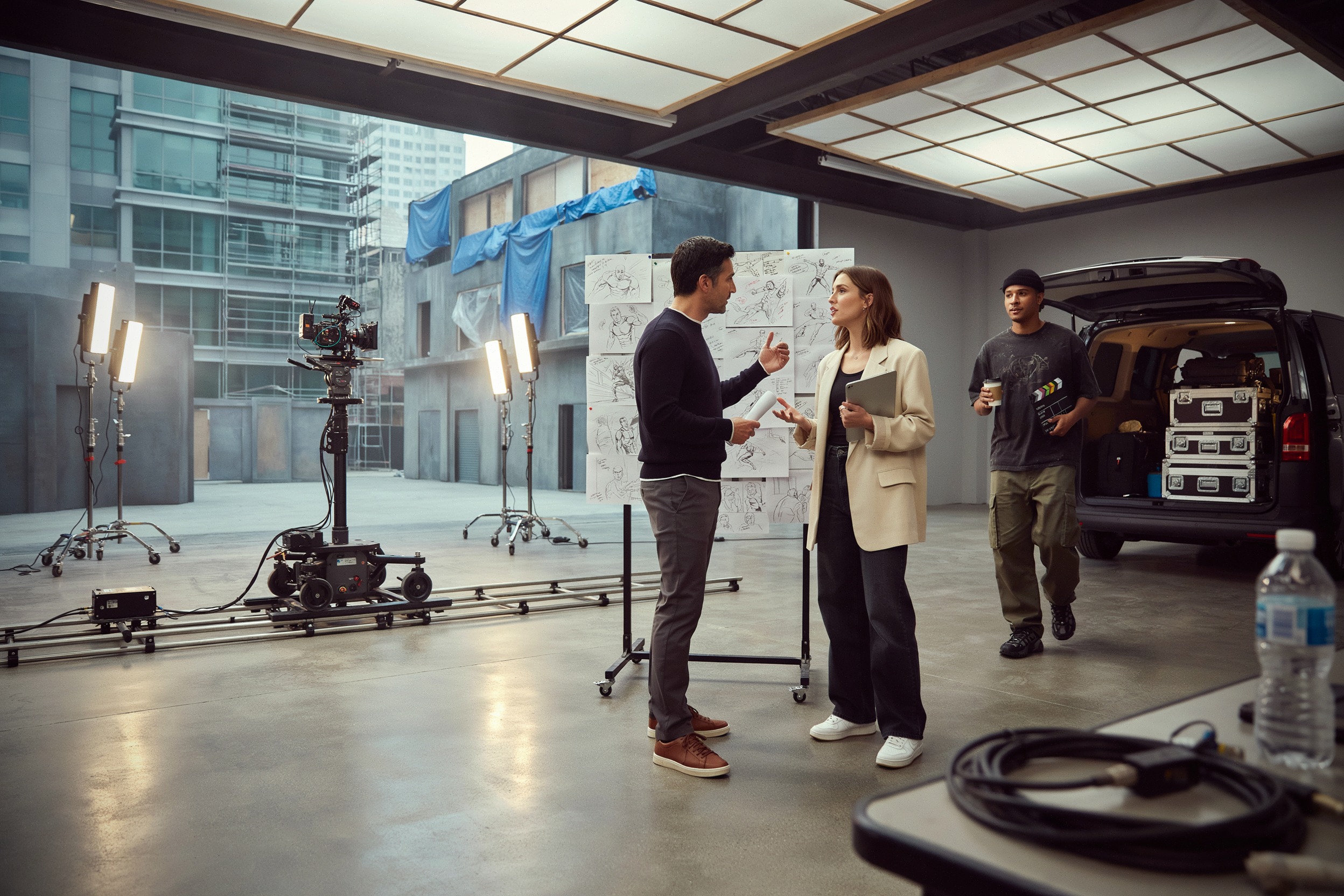 Réunion de préparation sur un plateau de cinéma moderne