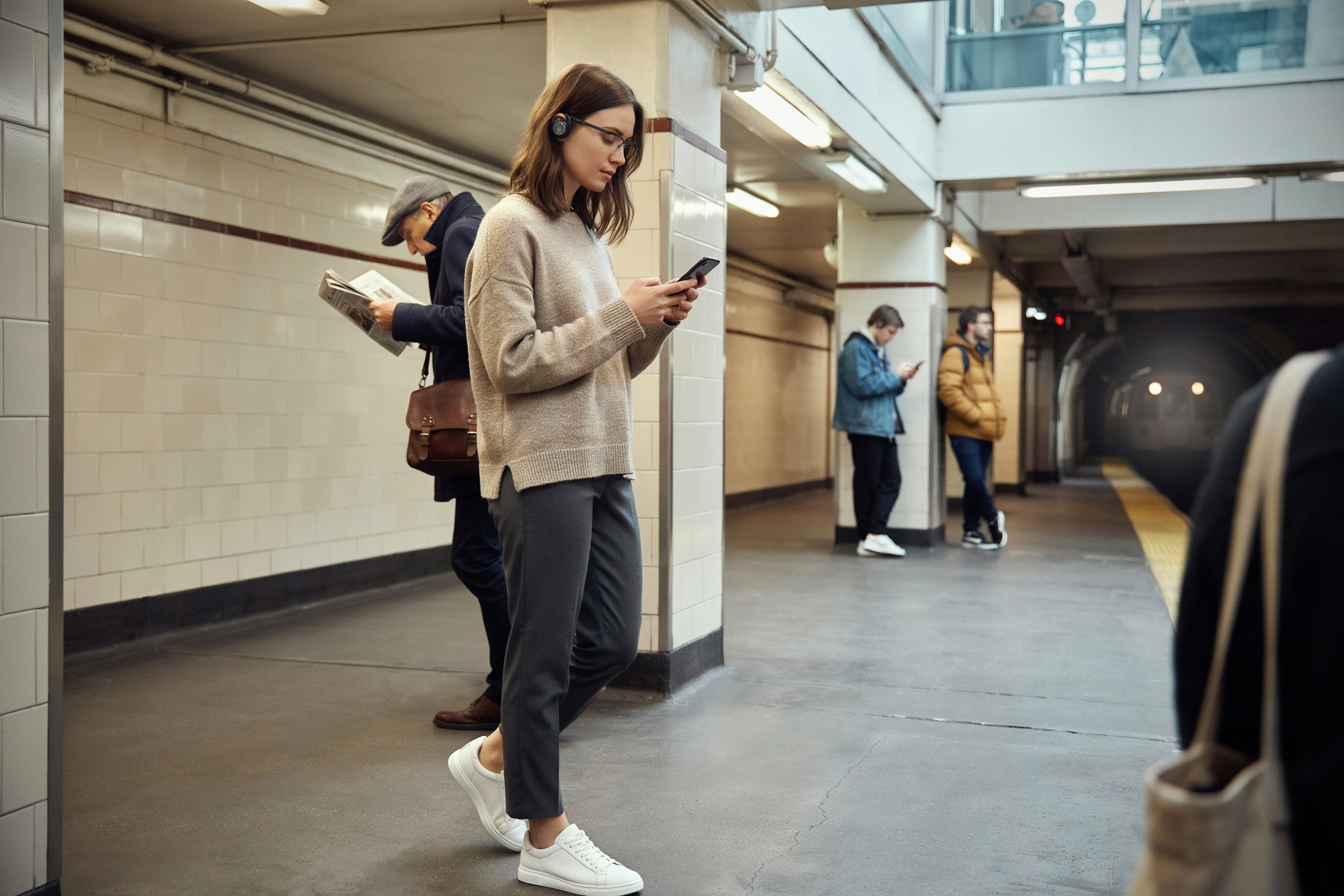 Lunettes audio Xiaomi portées dans un décor urbain moderne