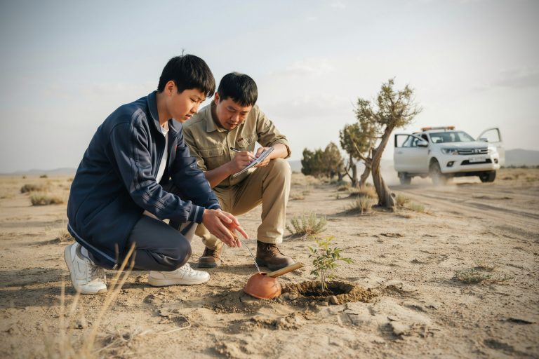 À 14 ans, Jia Mingxuan crée un système passif, capte l’humidité du désert, surprend les ingénieurs en Mongolie intérieure