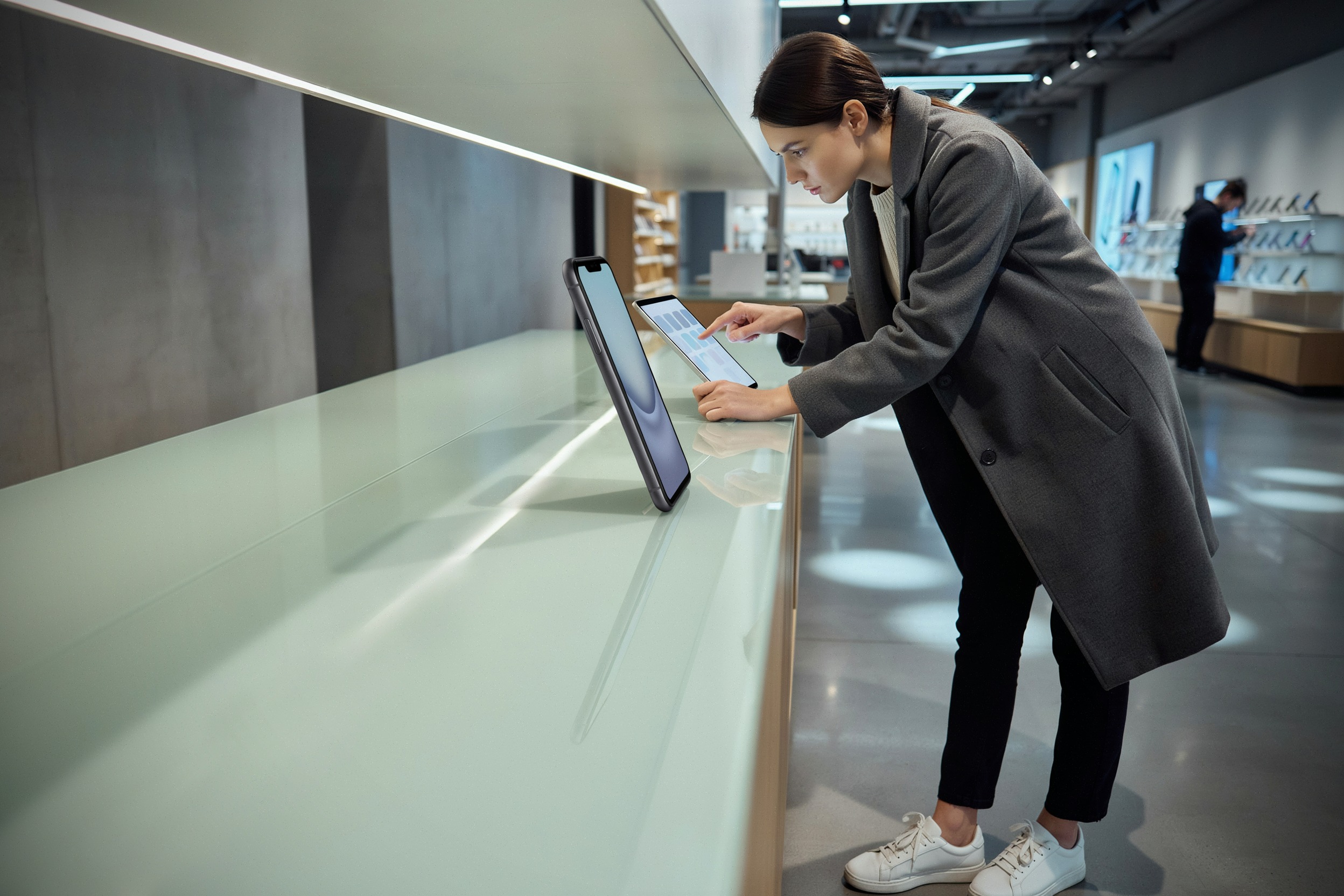 iPhone Air affiché en promotion dans une boutique high-tech moderne