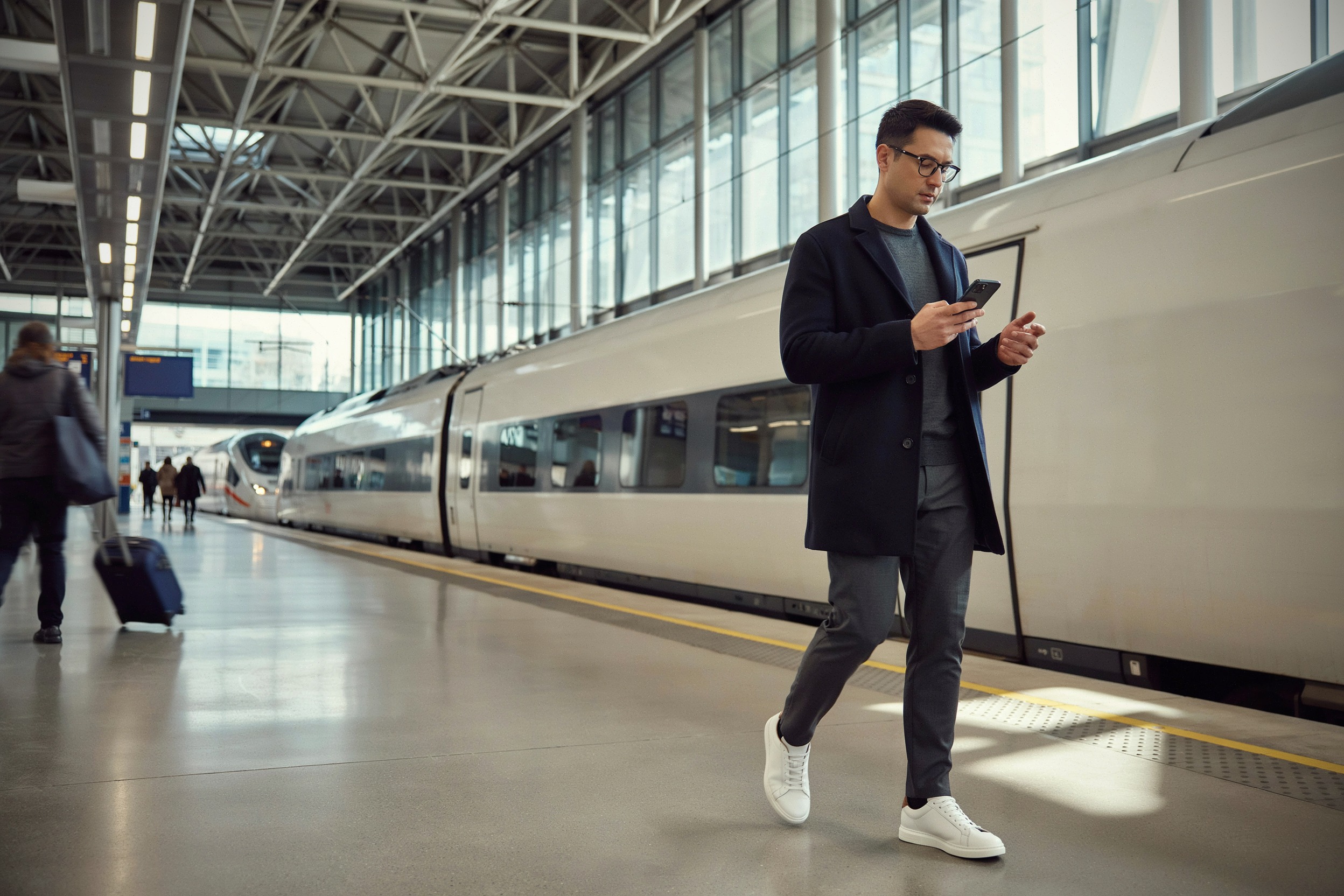 Voyageur utilisant l’IA et des lunettes connectées en gare