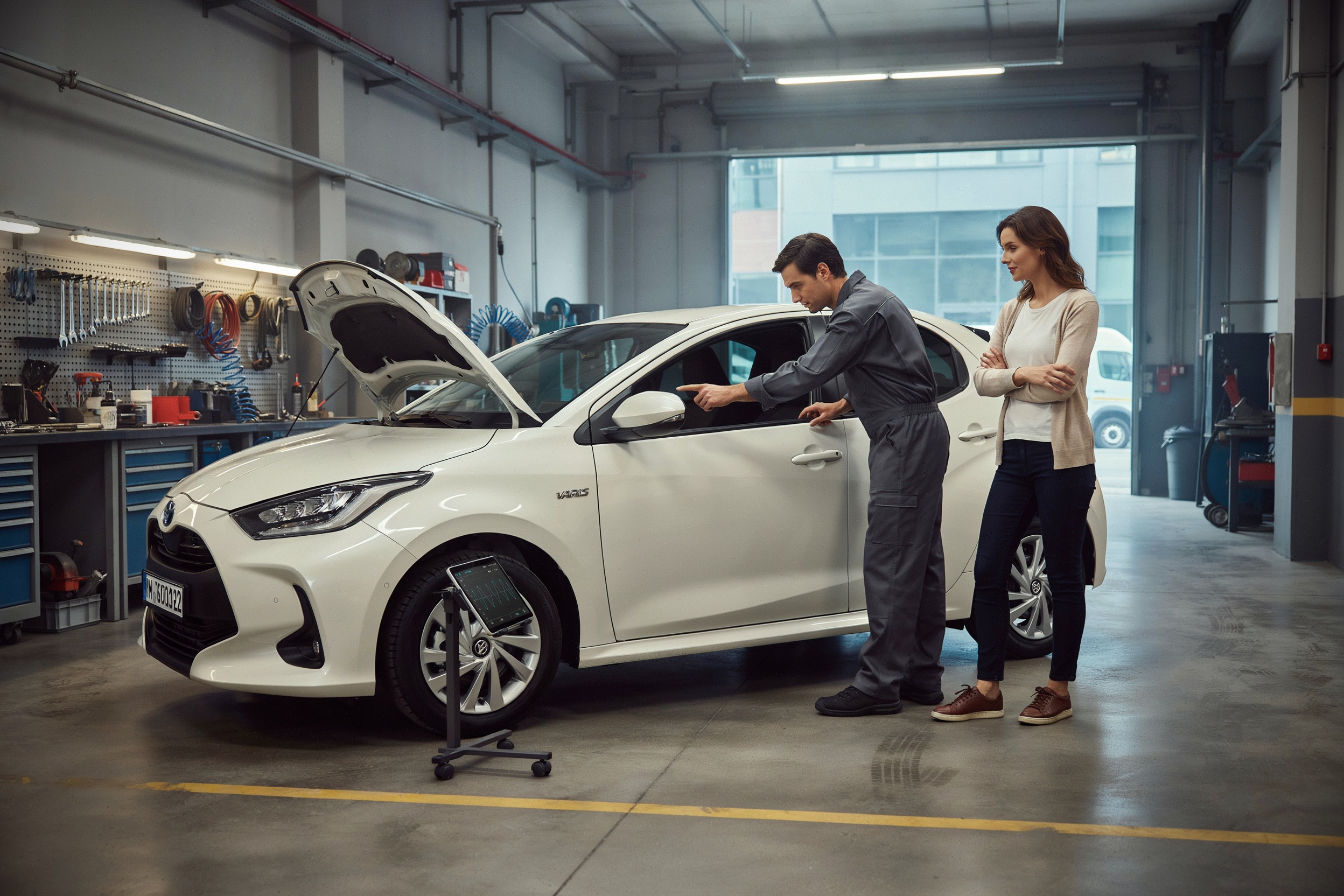 Toyota Yaris inspectée dans un centre technique moderne