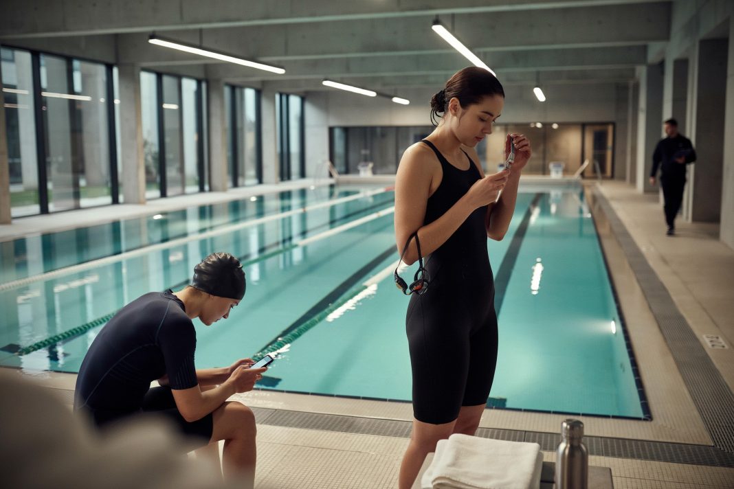 Bracelet connecté, lunettes de natation, gadgets pour rester en forme cet été, ce que la culture geek rend plus simple au quotidien
