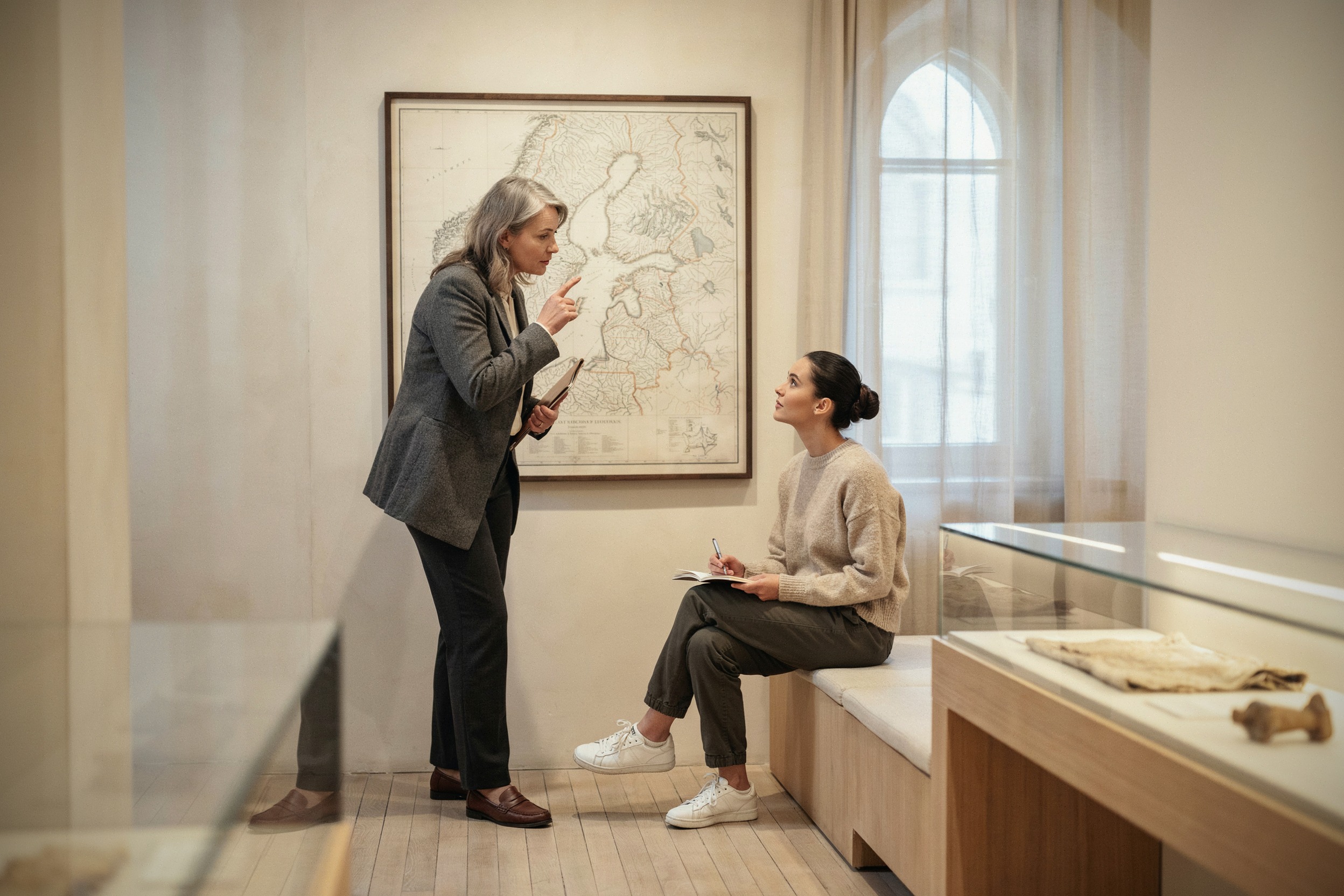 Historien observant une carte des pays baltes dans un musée moderne