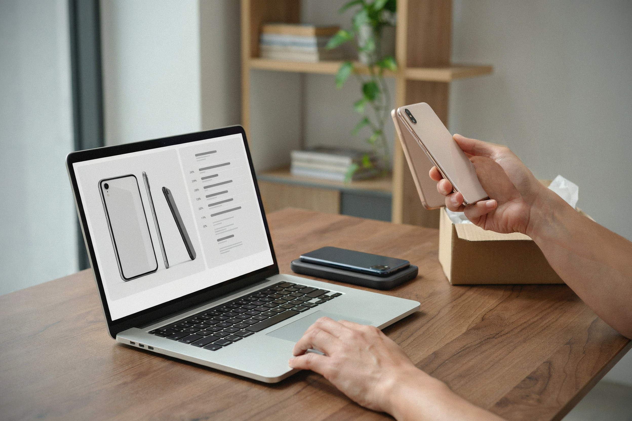 Acheteur comparant une offre Amazon sur un iPhone haut de gamme