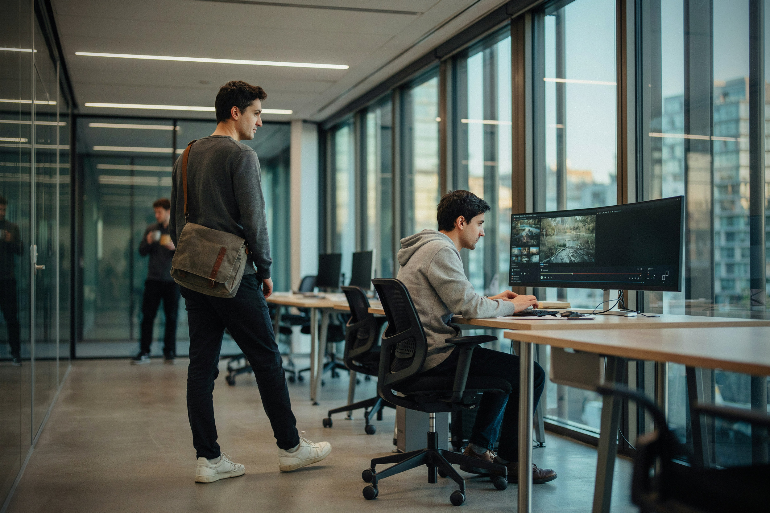 Développeur quittant un bureau moderne après des licenciements chez Plex
